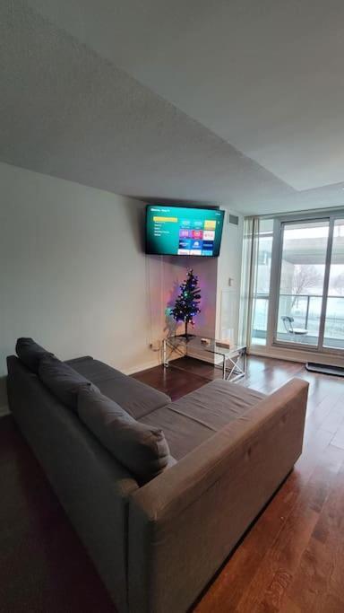 Cn Tower View With Free Parking, Pool, & More Amenities Toronto Ngoại thất bức ảnh