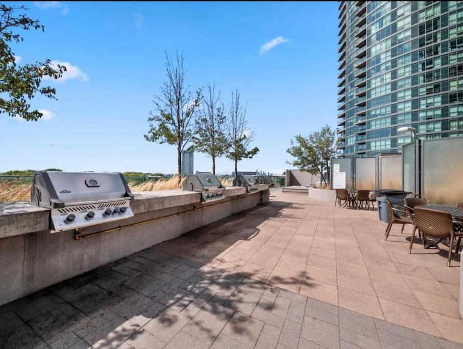 Cn Tower View With Free Parking, Pool, & More Amenities Toronto Ngoại thất bức ảnh