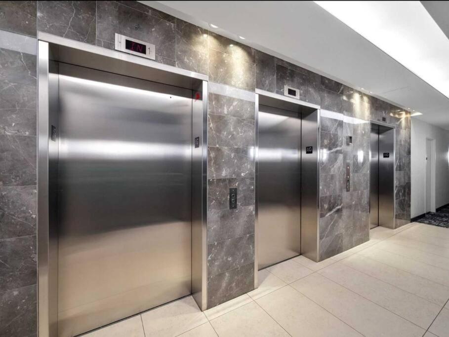 Cn Tower View With Free Parking, Pool, & More Amenities Toronto Ngoại thất bức ảnh