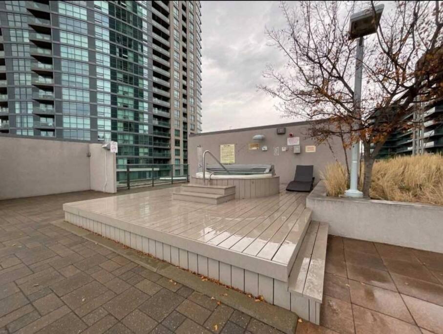 Cn Tower View With Free Parking, Pool, & More Amenities Toronto Ngoại thất bức ảnh