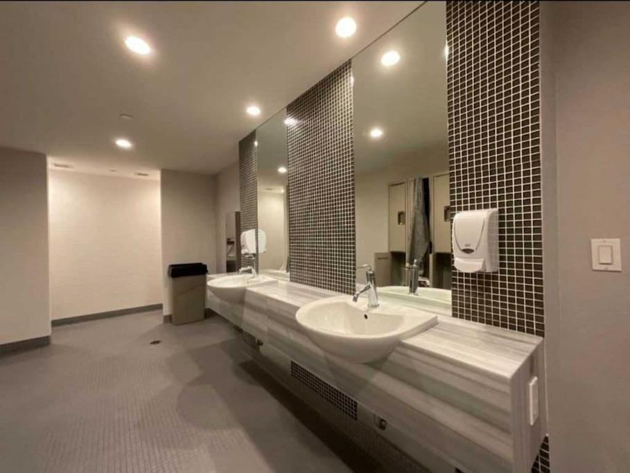 Cn Tower View With Free Parking, Pool, & More Amenities Toronto Ngoại thất bức ảnh