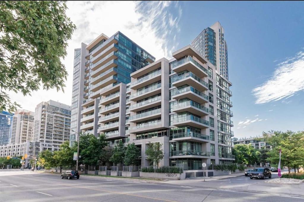 Cn Tower View With Free Parking, Pool, & More Amenities Toronto Ngoại thất bức ảnh