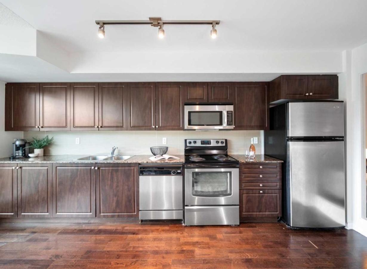 Cn Tower View With Free Parking, Pool, & More Amenities Toronto Ngoại thất bức ảnh