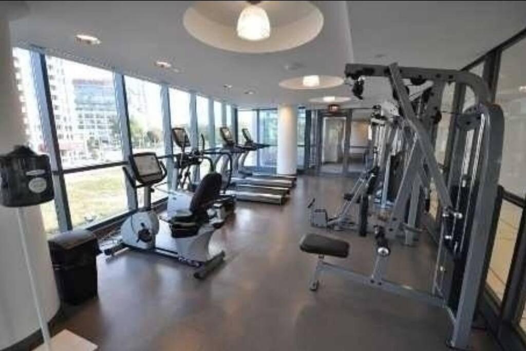 Cn Tower View With Free Parking, Pool, & More Amenities Toronto Ngoại thất bức ảnh