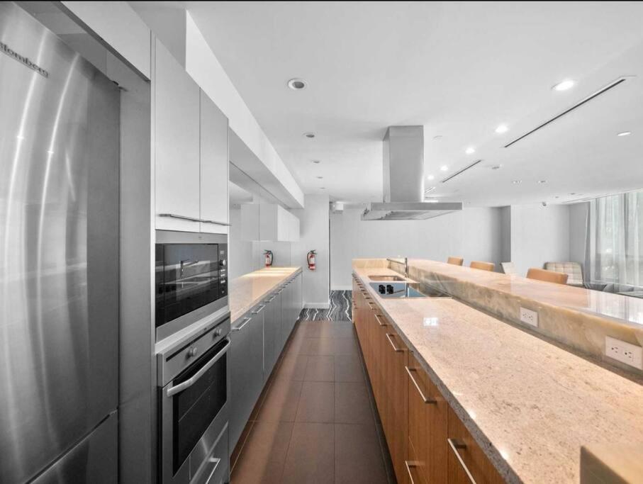 Cn Tower View With Free Parking, Pool, & More Amenities Toronto Ngoại thất bức ảnh