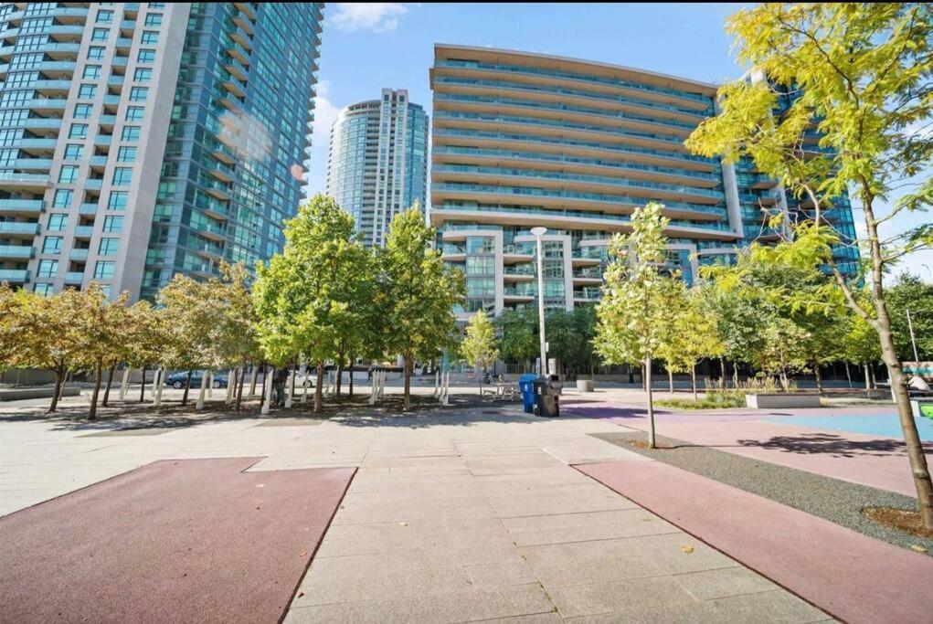 Cn Tower View With Free Parking, Pool, & More Amenities Toronto Ngoại thất bức ảnh