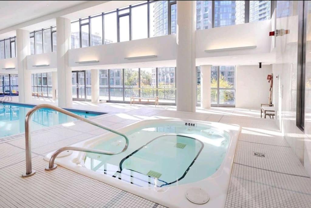 Cn Tower View With Free Parking, Pool, & More Amenities Toronto Ngoại thất bức ảnh