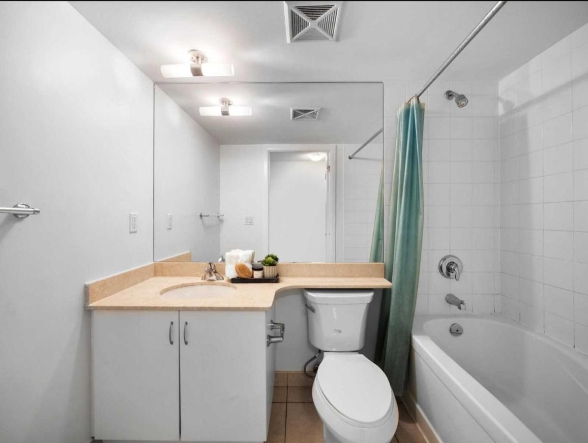Cn Tower View With Free Parking, Pool, & More Amenities Toronto Ngoại thất bức ảnh