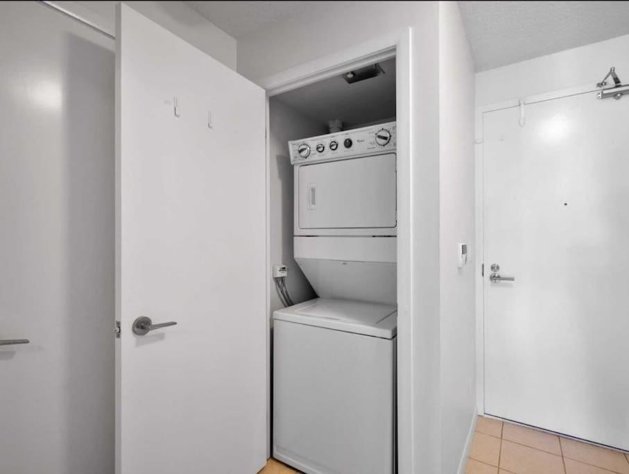 Cn Tower View With Free Parking, Pool, & More Amenities Toronto Ngoại thất bức ảnh